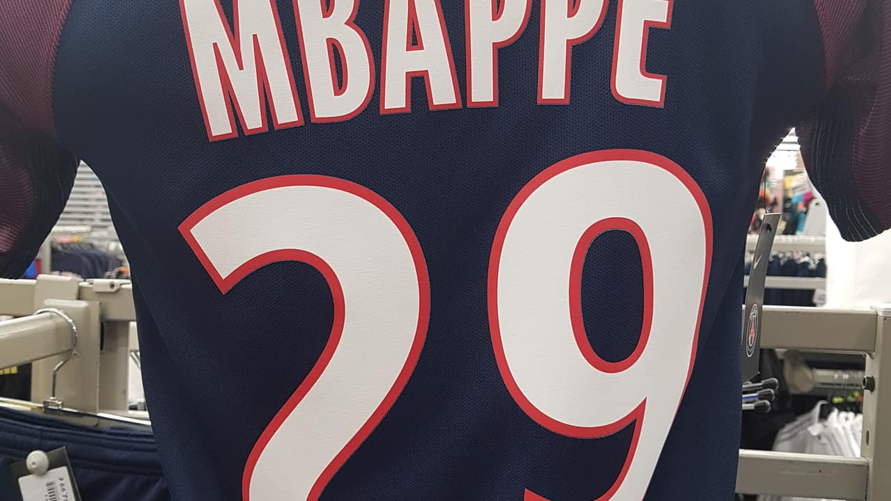 Maillot domicile de la saison 2017-2018 du Paris Saint-Germain floqué au nom de Kylian Mbappé.