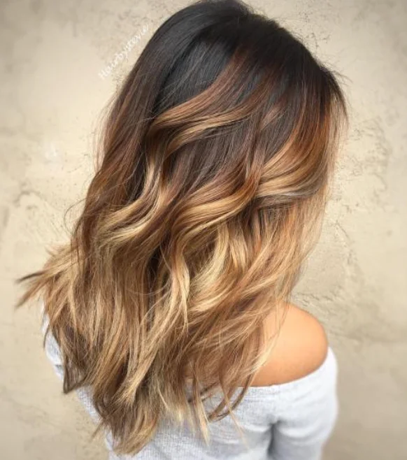 Balayage para morenas: caramelo, miel y avellana, la elegancia que no necesita exagerar