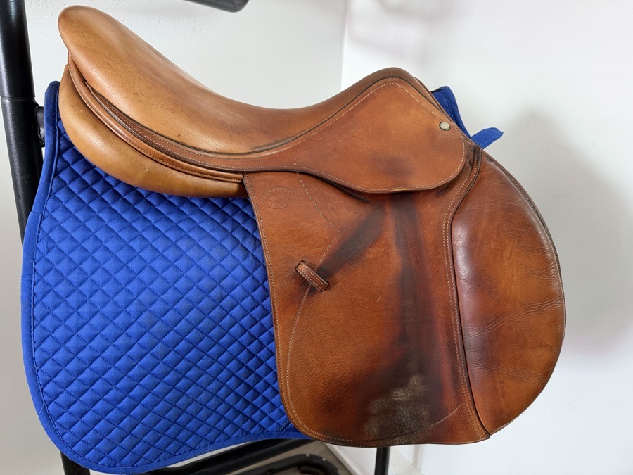 18.5” Devoucoux Biarritz - 1999 - 4R - 4.5” dot to dot 