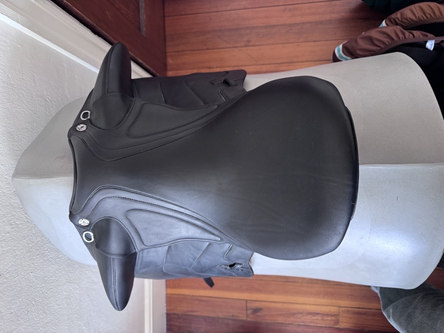 17.5” 2023 CWD SE37 Dressage Saddle - 1XLA - Full Buffalo!