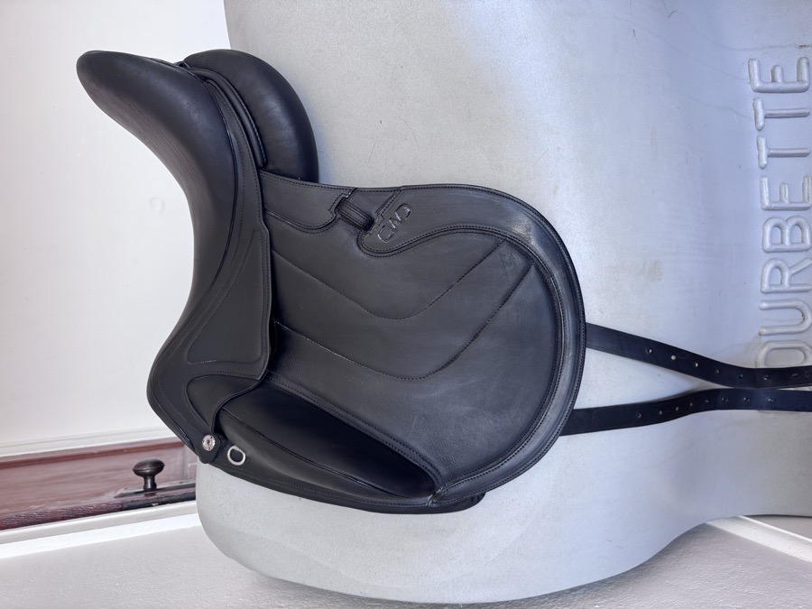 17.5” 2023 CWD SE37 Dressage Saddle - 1XLA - Full Buffalo!