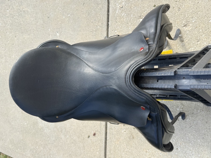 Albion 18” SL dressage saddle, wide tree, beautiful condition