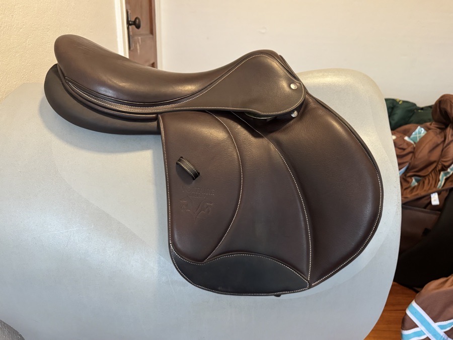 18.5” 2023 Voltaire Palm Beach PRO Saddle - 2AR - Full Buffalo