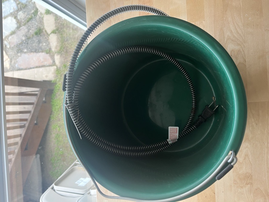 2 Gallon Heated Water Bucket 