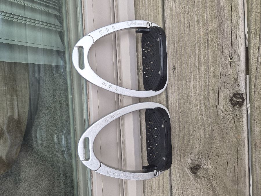 LeMieux Vector Balance Stirrup Aluminium 