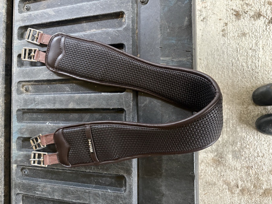 40’’ Chafeless elastic brown Wintec girth