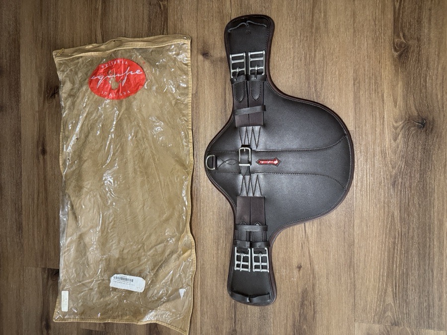  Equipe Short Stud Girth for Monoflap Saddles. Size 55/22 
