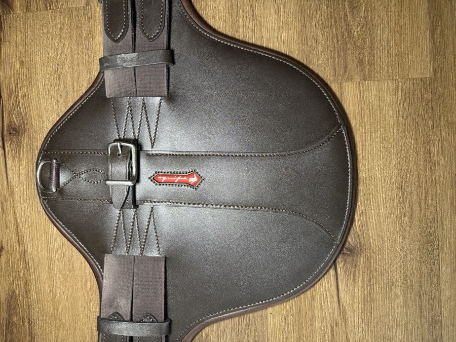  Equipe Short Stud Girth for Monoflap Saddles. Size 55/22 