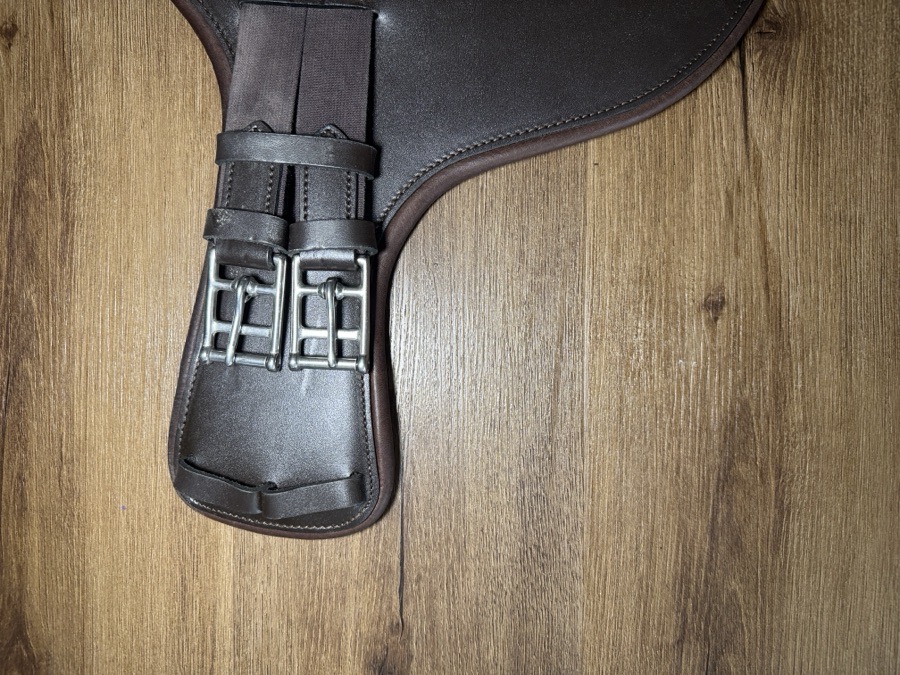 Equipe Short Stud Girth for Monoflap Saddles. Size 55/22