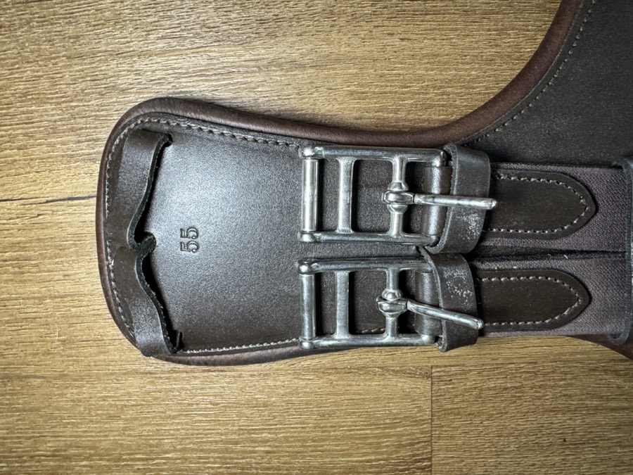 Equipe Short Stud Girth for Monoflap Saddles. Size 55/22