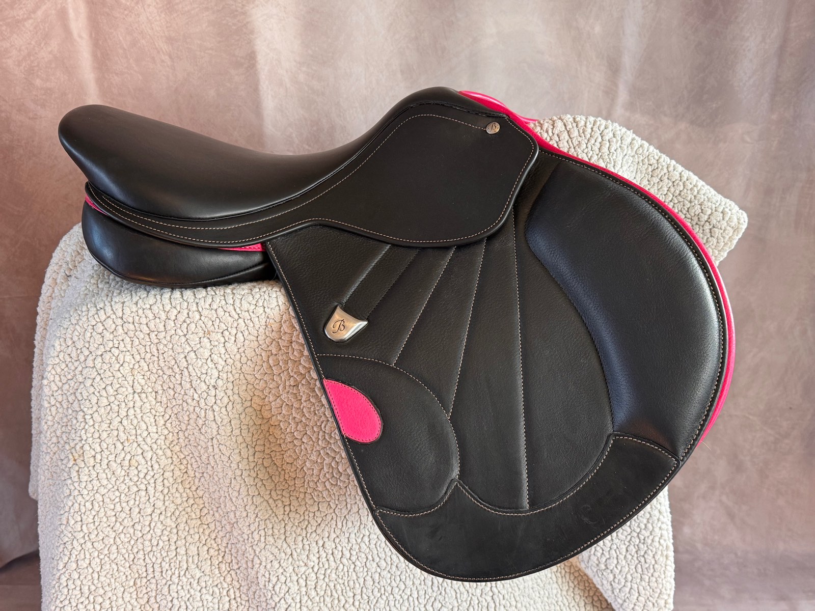 NEW FLASHY FUN Bates Victrix 17" Jump Saddle with accessories!