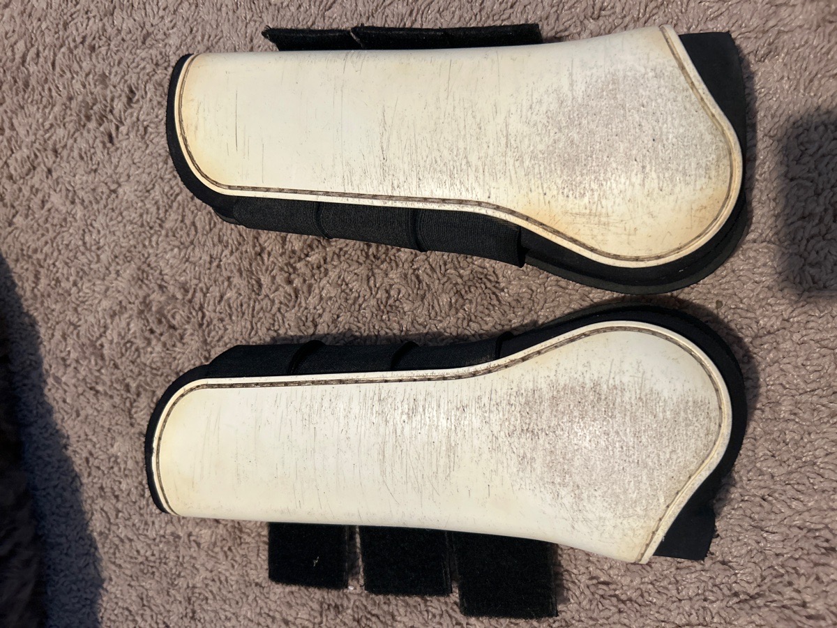 Eskradron brushing boots