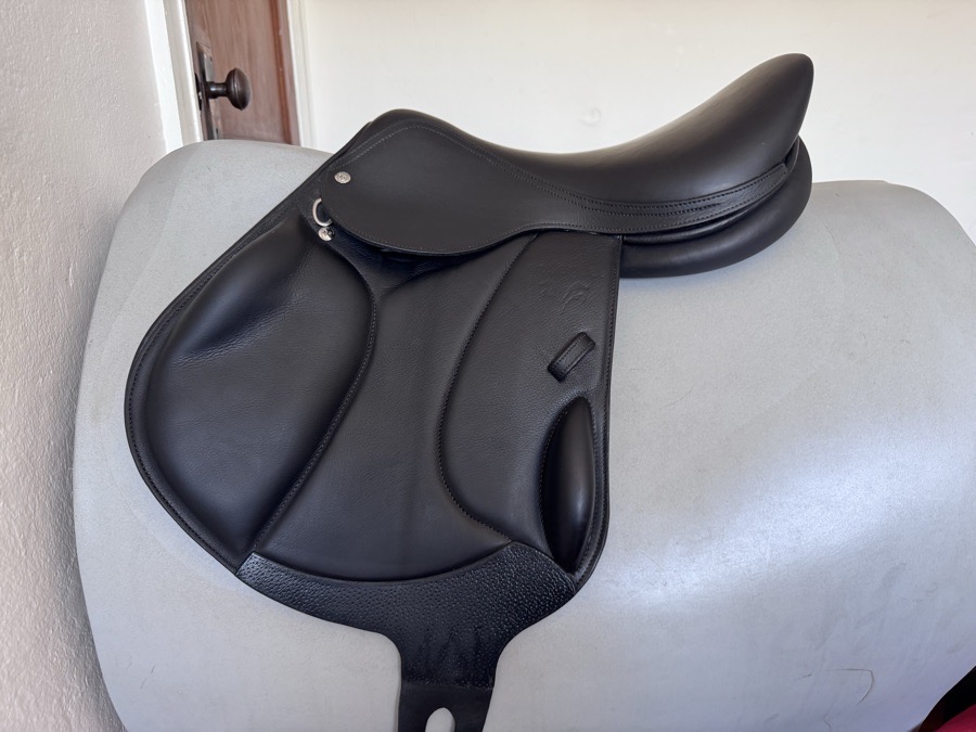 17.5” 2021 Voltaire Essential Monoflap Saddle - FULLY ADJUSTABLE GULLET - MINT! 