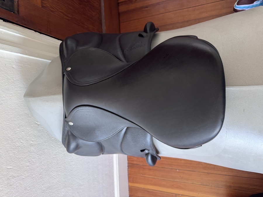 17.5” 2021 Voltaire Essential Monoflap Saddle - FULLY ADJUSTABLE GULLET - MINT!