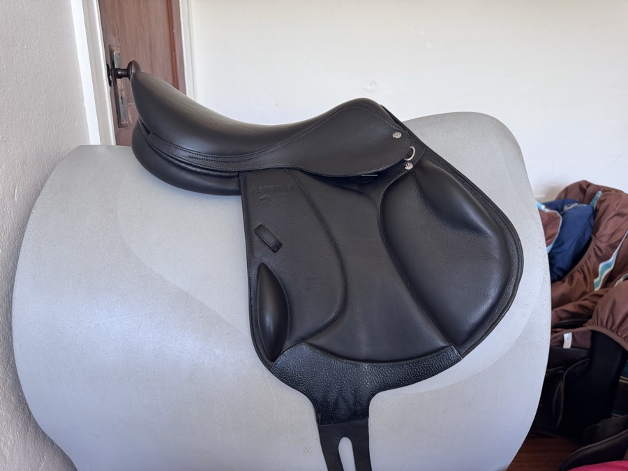 17.5” 2021 Voltaire Essential Monoflap Saddle - FULLY ADJUSTABLE GULLET - MINT!