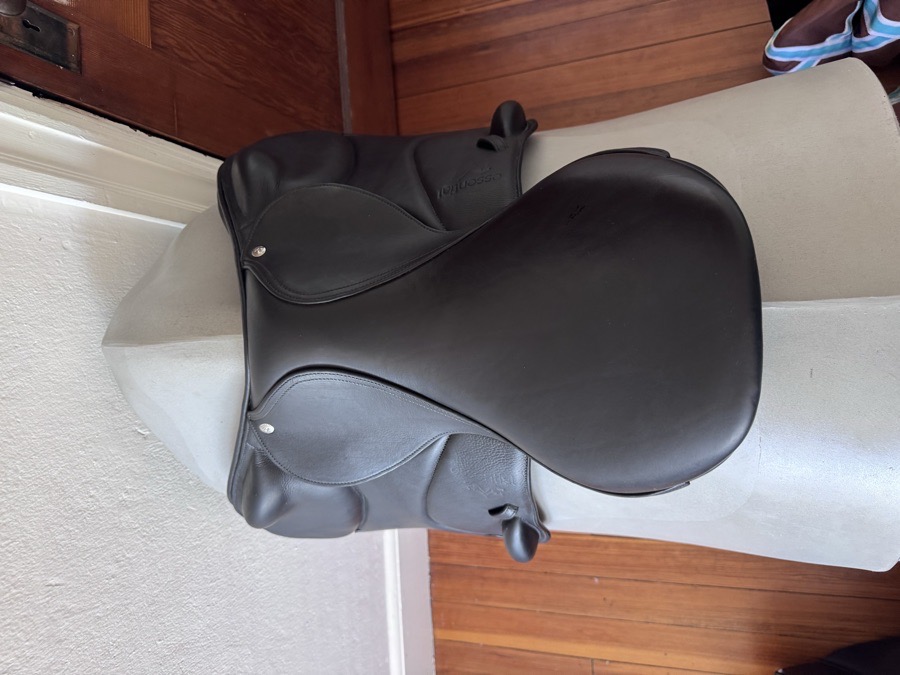 17.5” 2021 Voltaire Essential Monoflap Saddle - FULLY ADJUSTABLE GULLET - MINT!