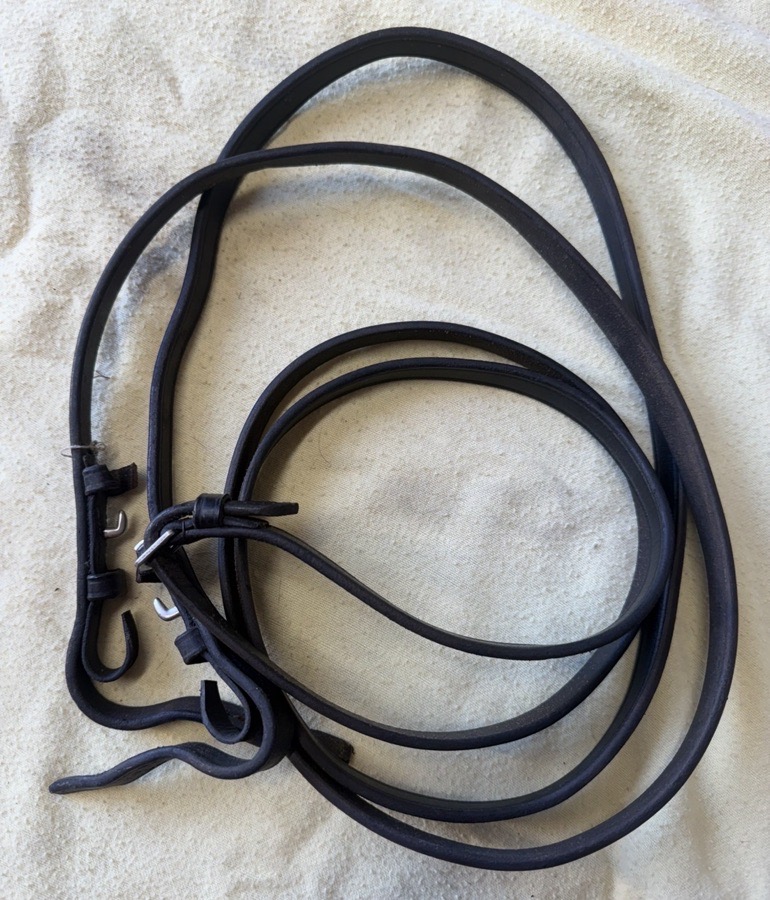 55” black curb reins