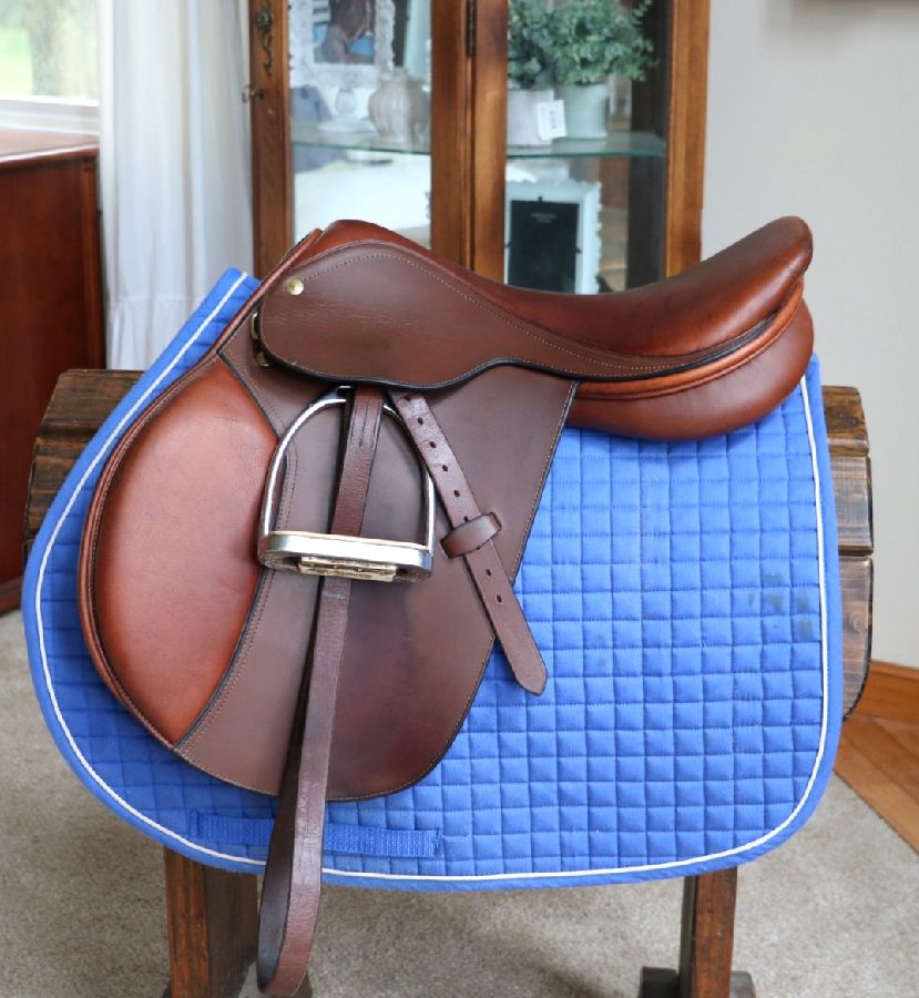 17.5" M Collegiate Saddle W/ Leathers+Irons+Pad