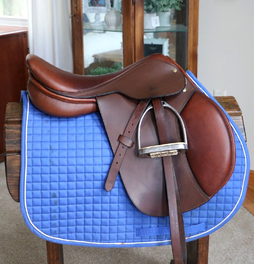 17.5" M Collegiate Saddle W/ Leathers+Irons+Pad