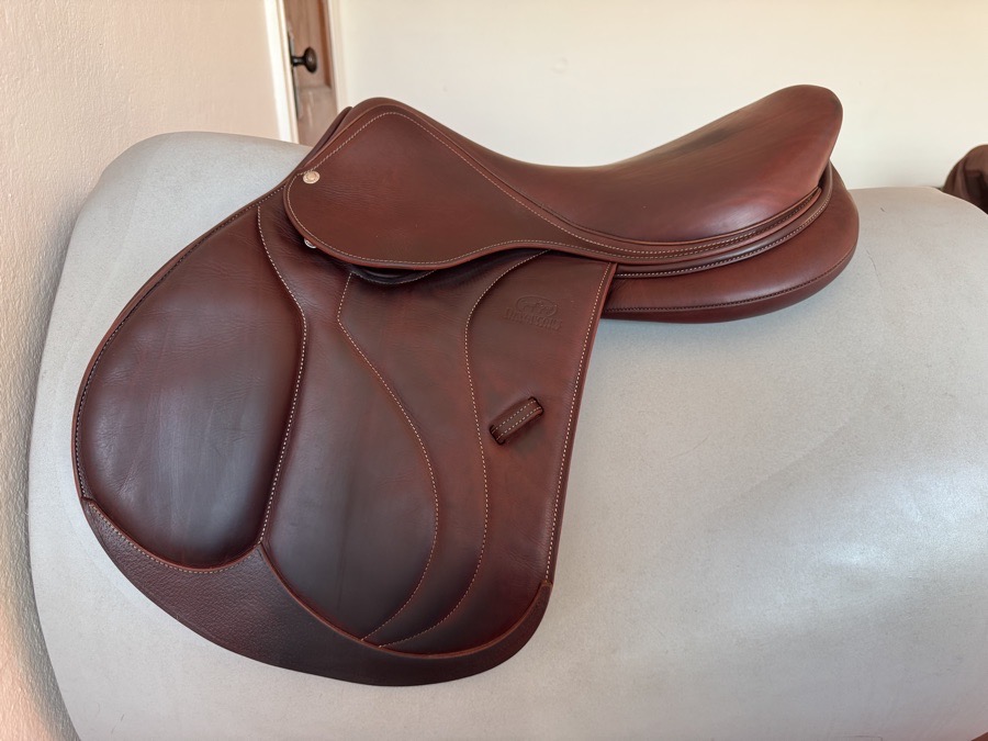 17.5” 2020 Devoucoux Biarritz O Saddle - 2A - Full Buffalo