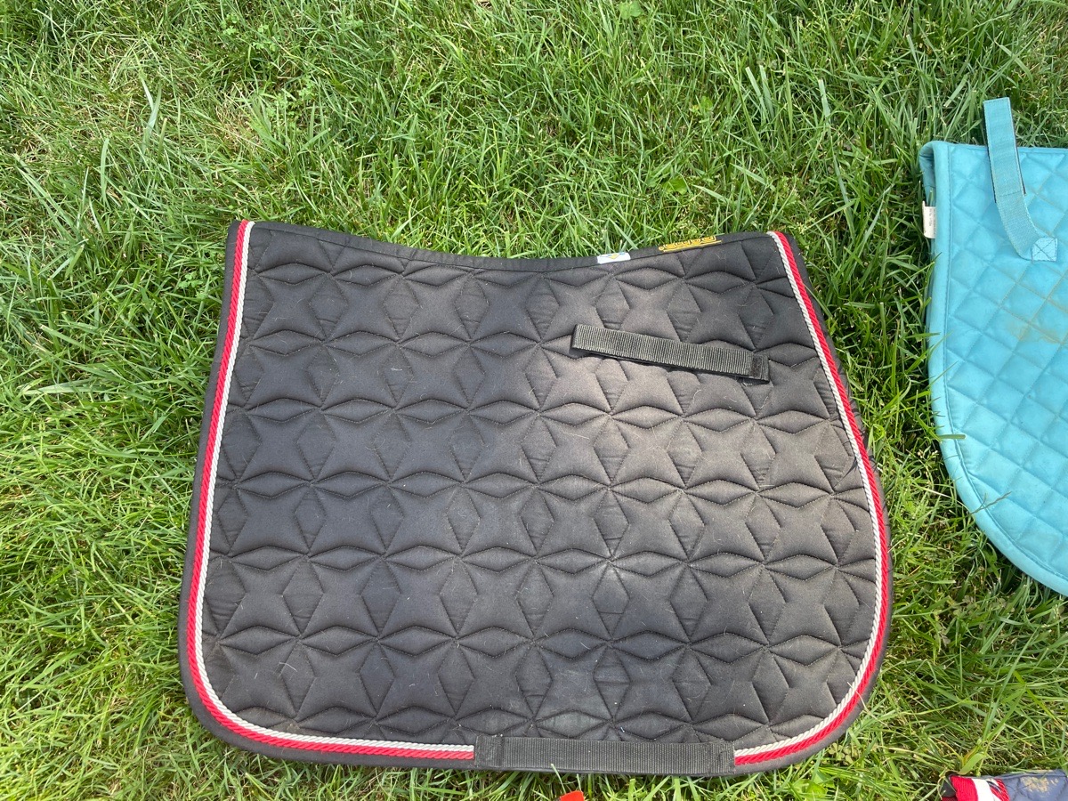 Red and black Roma pad