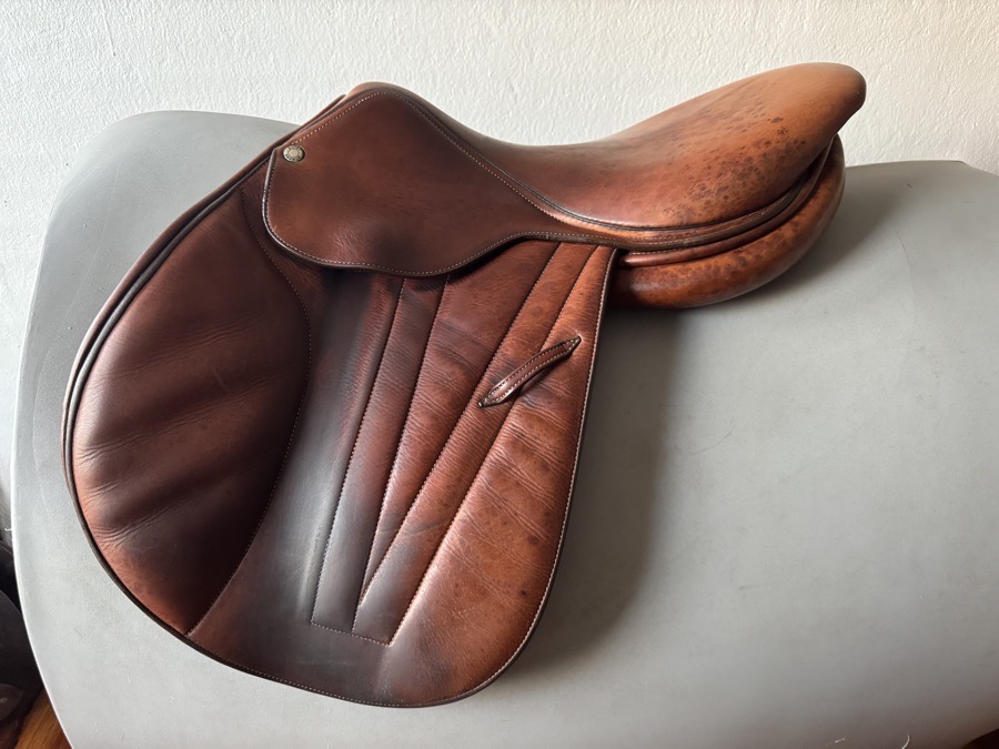 17” Butet Premium Saddle - 1.5 Flaps - Integrated Panels
