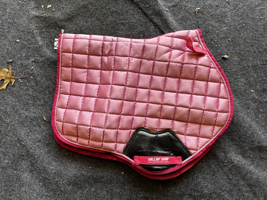 Close contact jump saddle pad