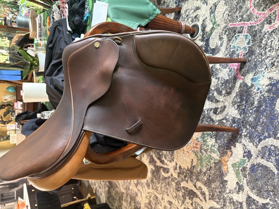 Collegiate jumper saddle