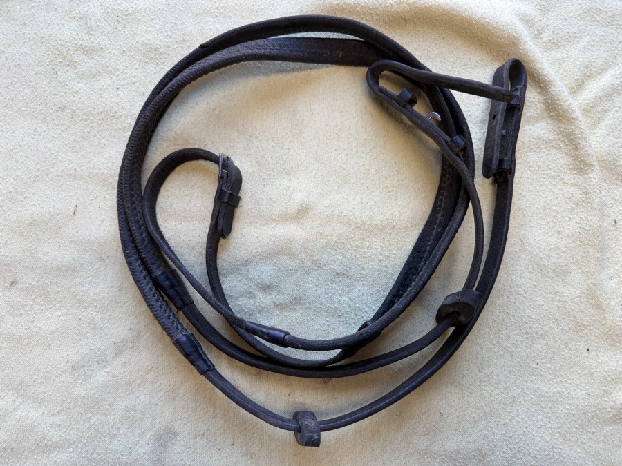 54” black rubber reins