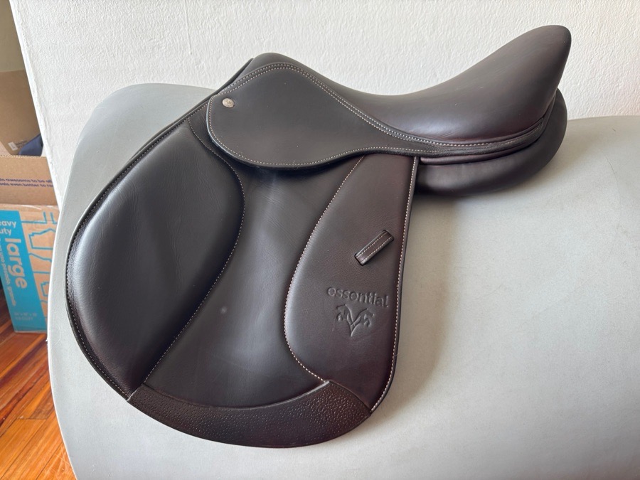 16.5” 2023 Voltaire Essential Saddle - LIKE NEW