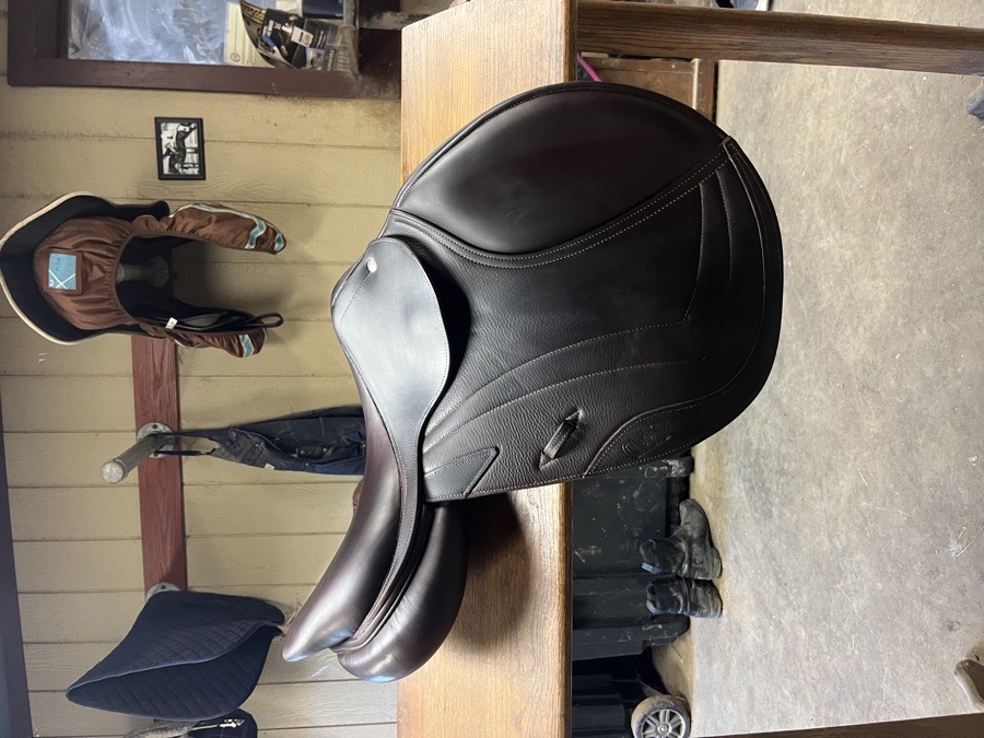 CWD jump saddle 17 seat size 3,100$ or best offer