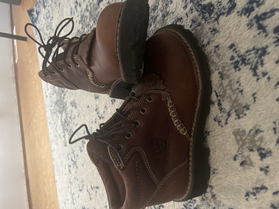 Ariat Barn Boots Size 6