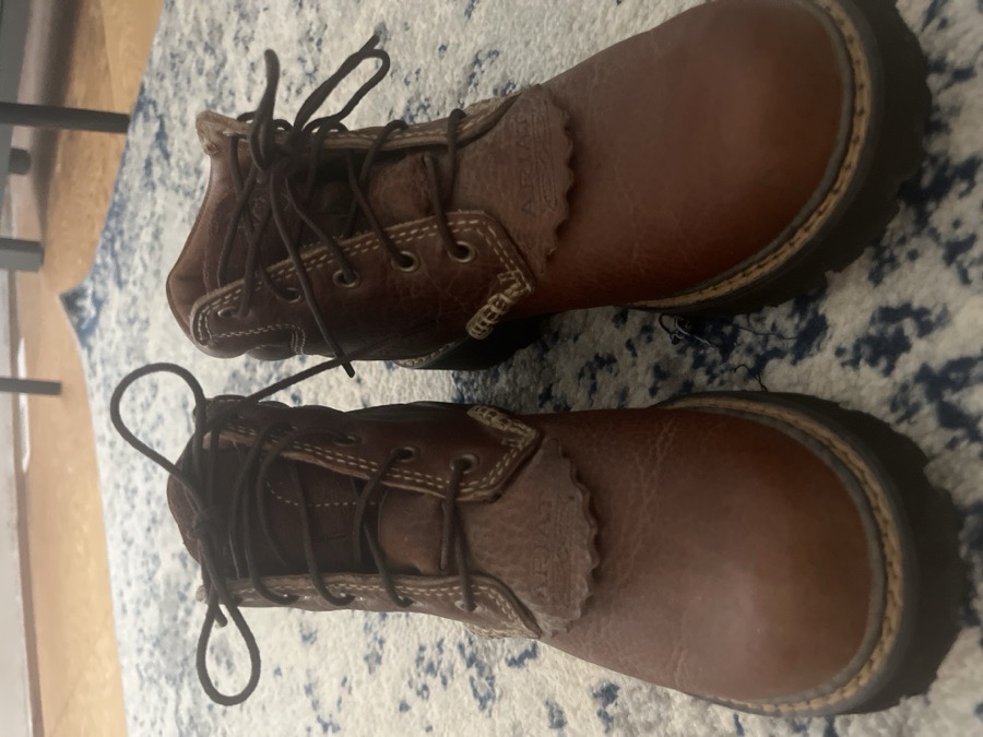 Ariat Barn Boots Size 6