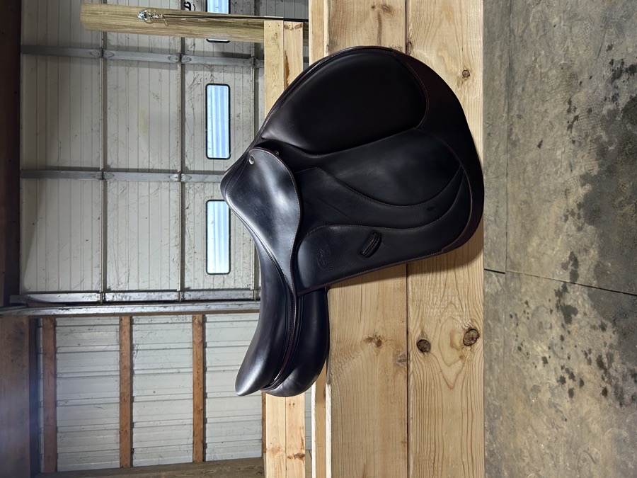 17.5” Devoucoux Biarritz O Saddle