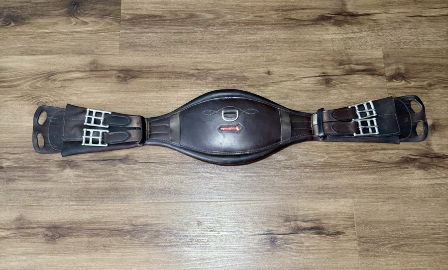 Equipe Anatomical Dressage Girth. Size 26/65