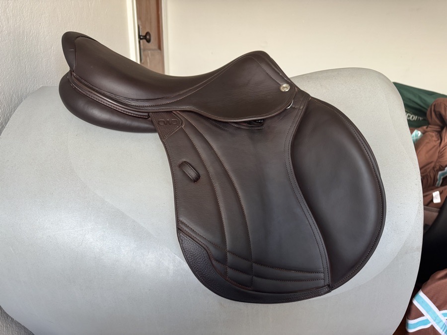 17.5” 2024 CWD SE38 Hunter Mademoiselle 2Gs Saddle - 3CH - Full Buffalo