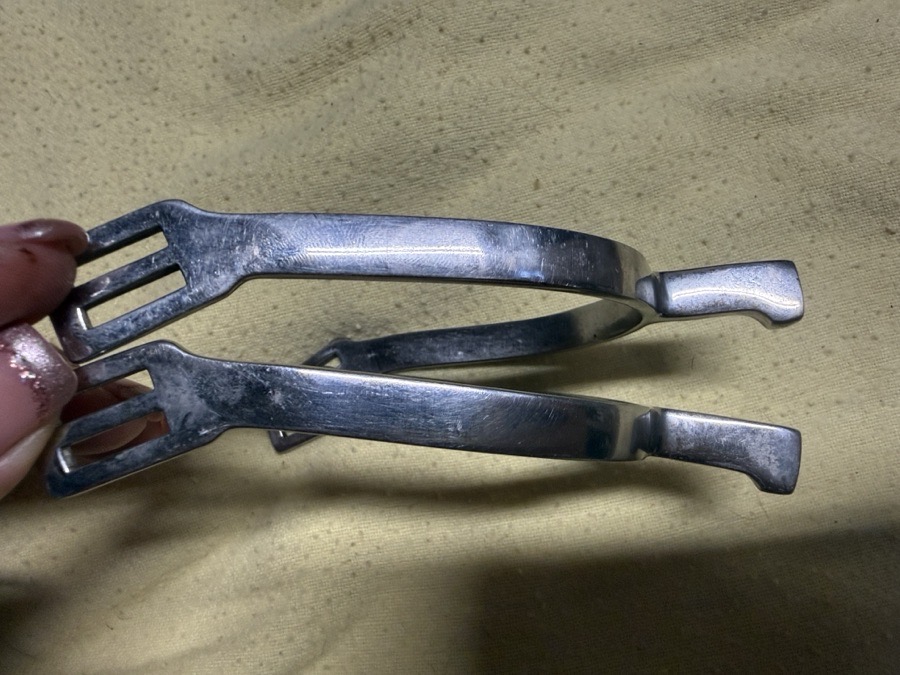 Hammerhead spurs
