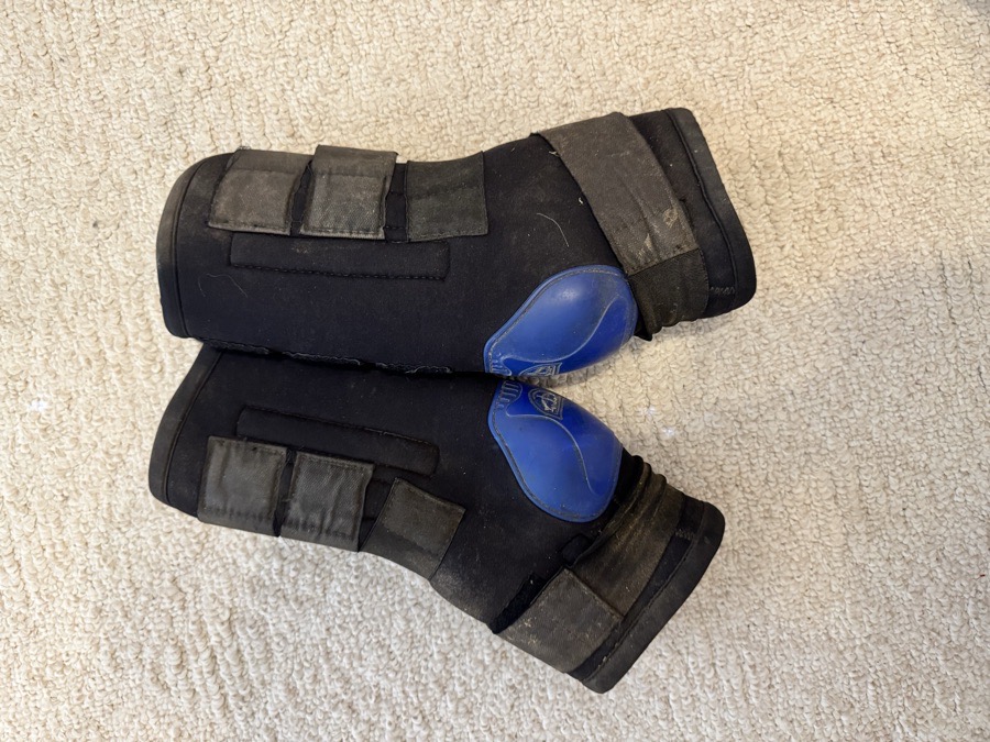 VEREDUS Magnetik Stable Boots - Front