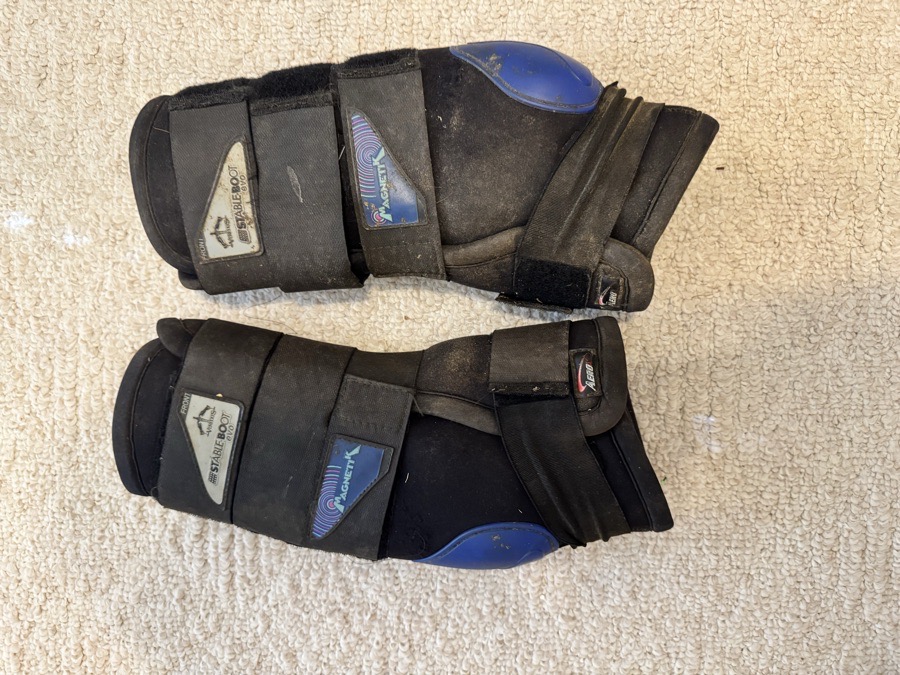 VEREDUS Magnetik Stable Boots - Front