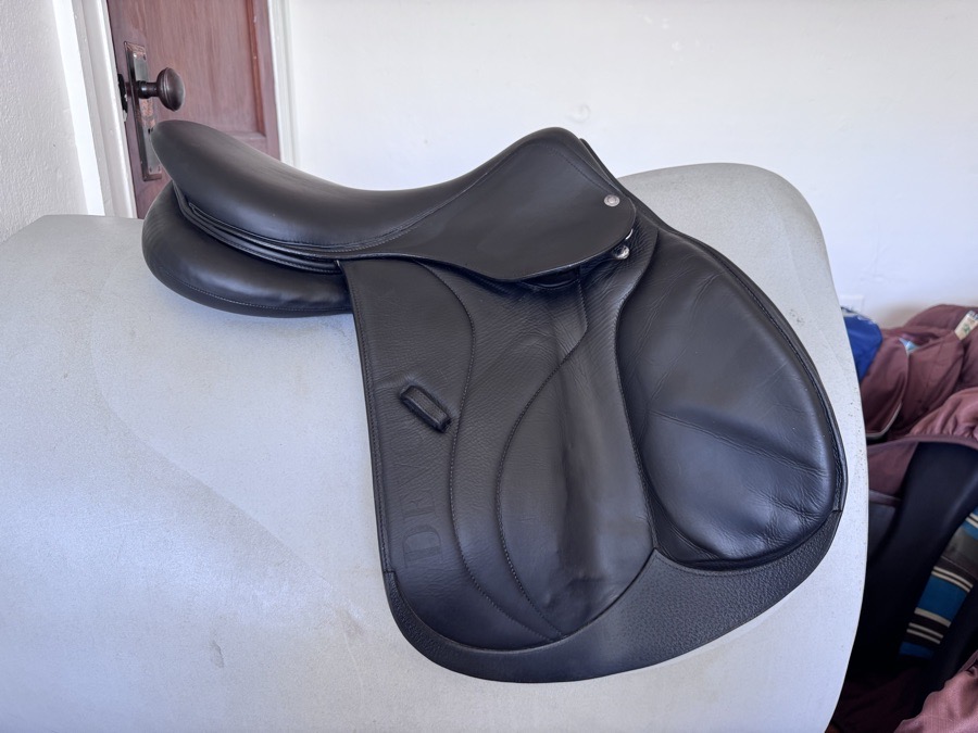 17.5” 2021 BLACK Devoucoux Biarritz S Saddle - 3AB - Full Buffalo