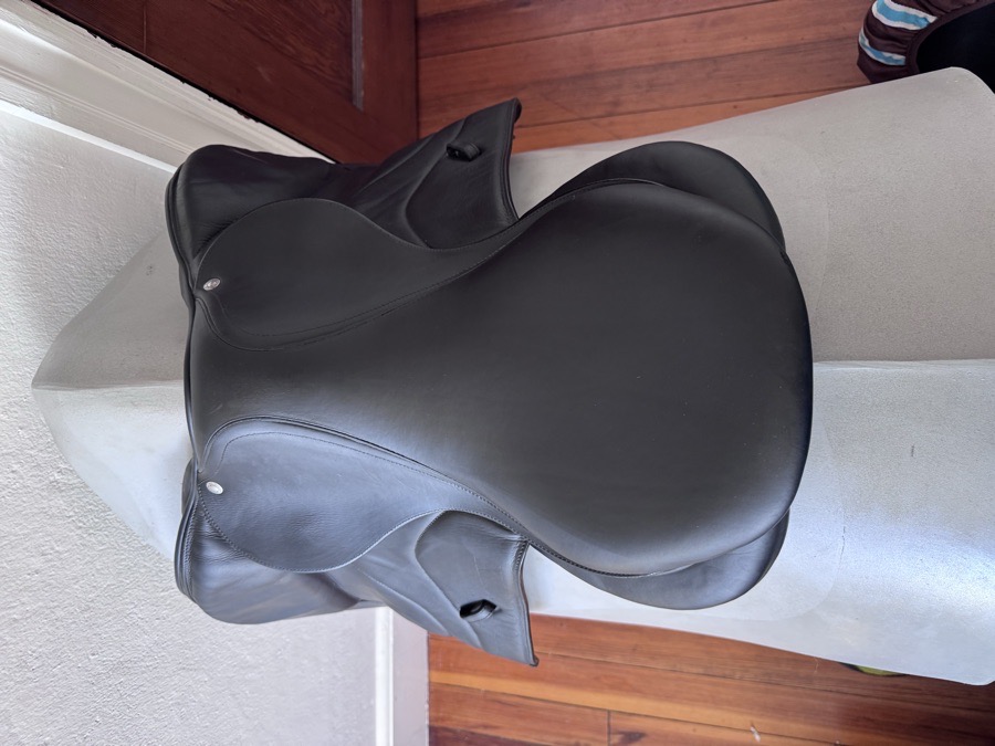 17.5” 2021 BLACK Devoucoux Biarritz S Saddle - 3AB - Full Buffalo