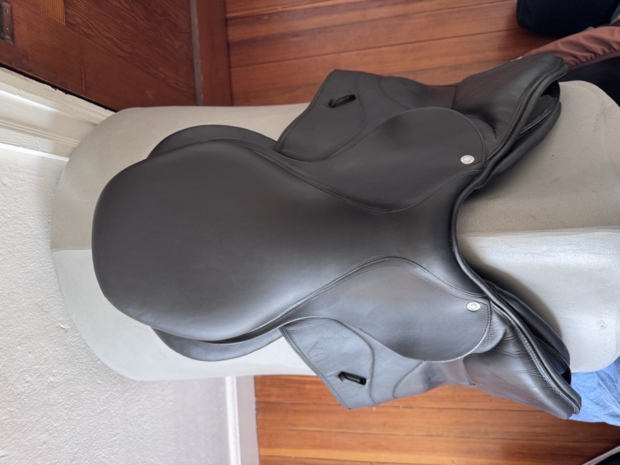 17.5” 2021 BLACK Devoucoux Biarritz S Saddle - 3AB - Full Buffalo
