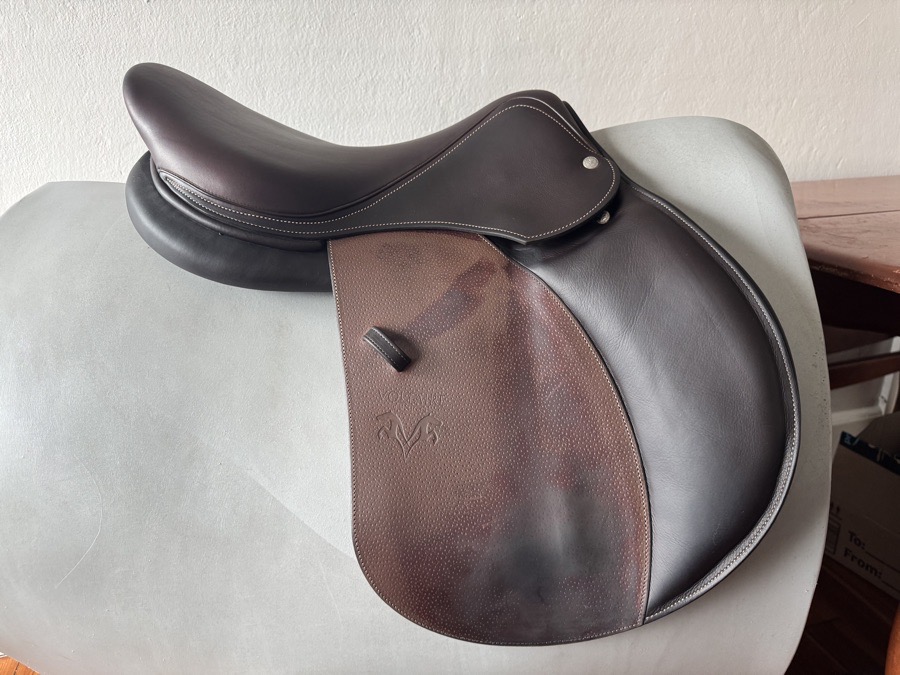 17.5” 2023 Voltaire Stuttgart Saddle - 3AA - Grain / Buffalo - MINT