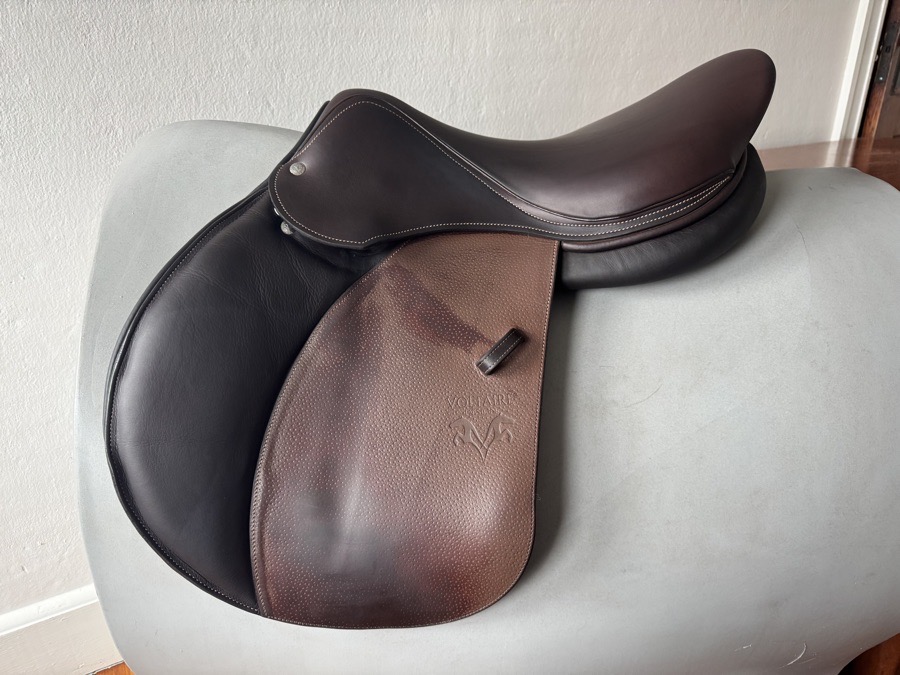 17.5” 2023 Voltaire Stuttgart Saddle - 3AA - Grain / Buffalo - MINT