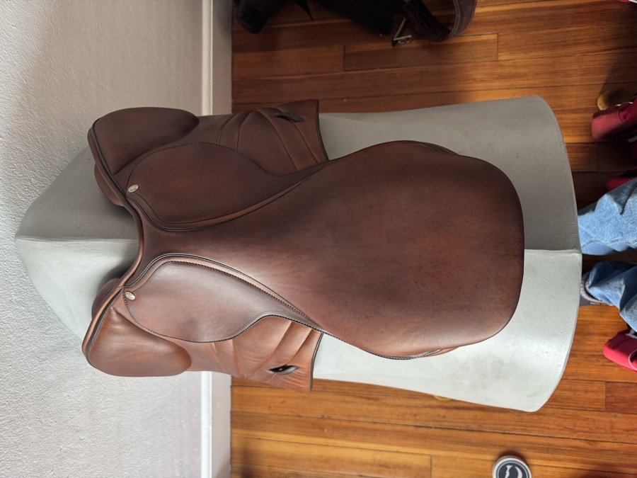 18” Butet Premium Saddle - P Flat Seat - 2.5 Flaps