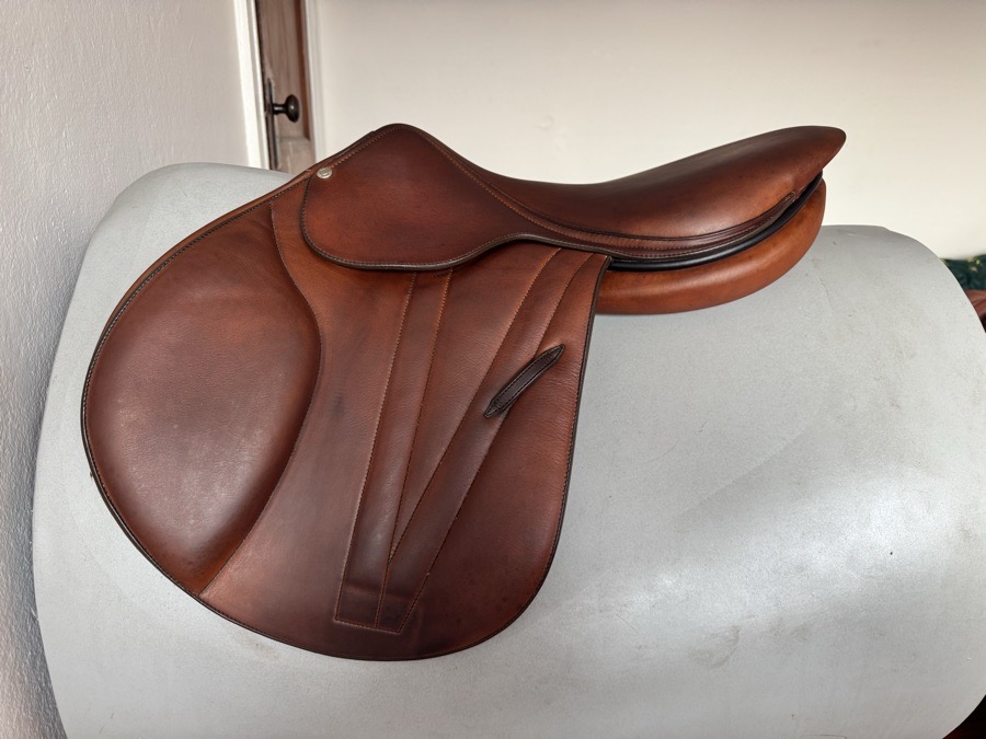 18” Butet Premium Saddle - P Flat Seat - 2.5 Flaps