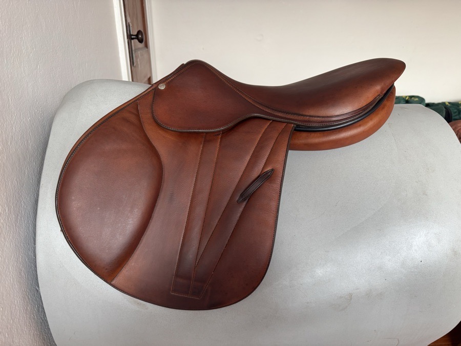 18” Butet Premium Saddle - P Flat Seat - 2.5 Flaps