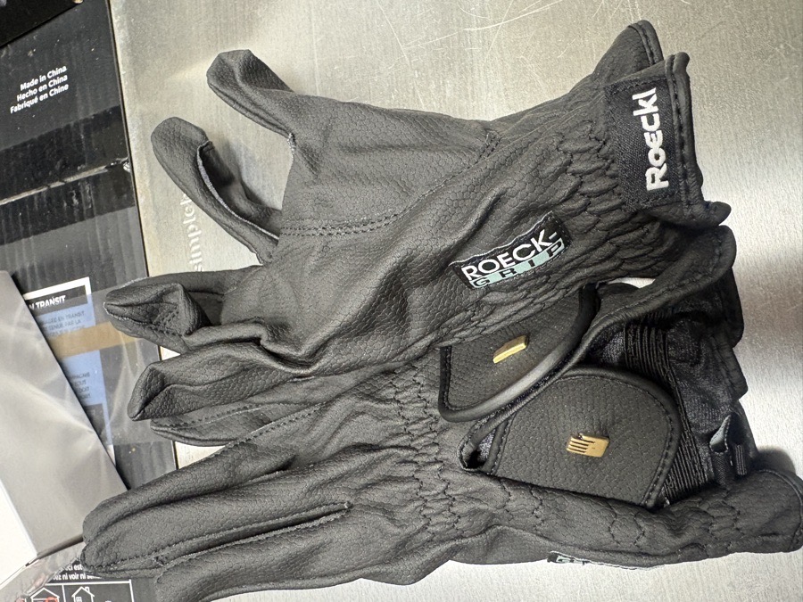 roeckle gloves  Show Outfit Accessories