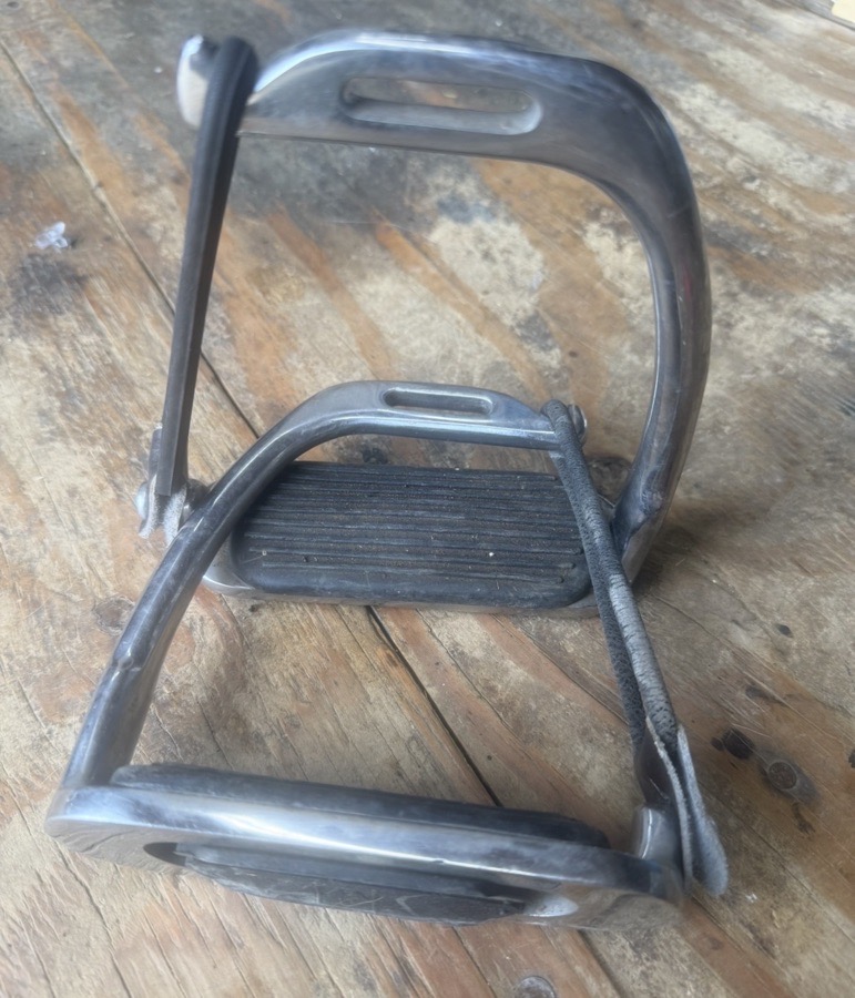 4.75” peacock stirrup irons