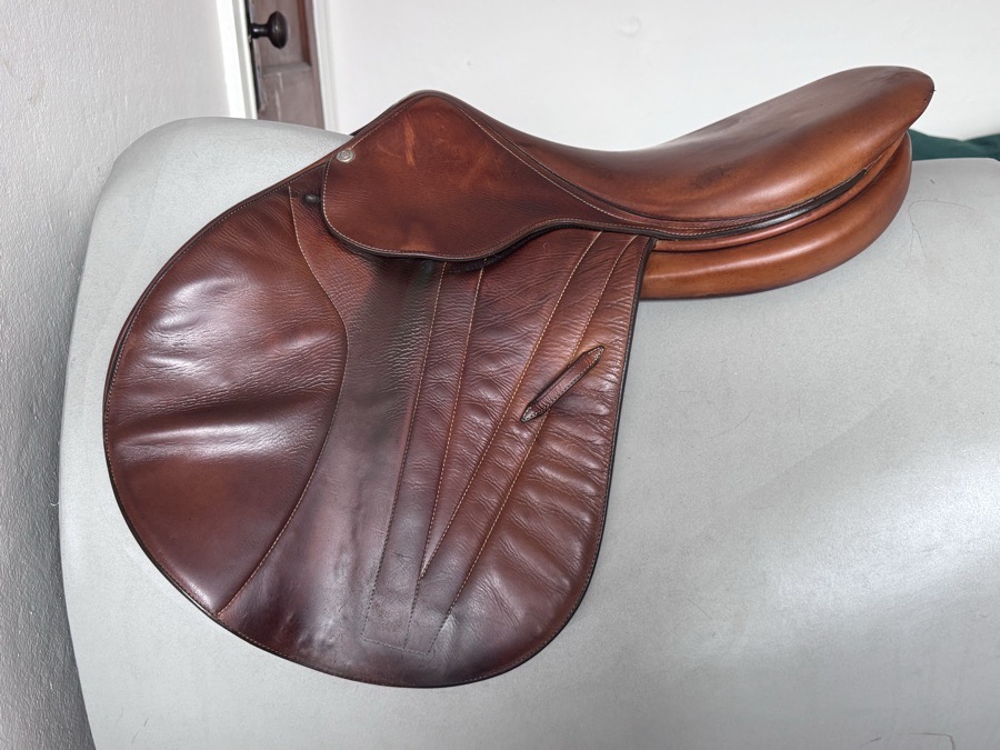 18” Butet Premium Saddle - P Flat Seat - 2.5 Flaps - WOOL FLOCKED